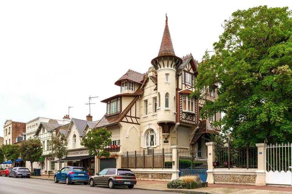 Property building, Neighbourhood, Location