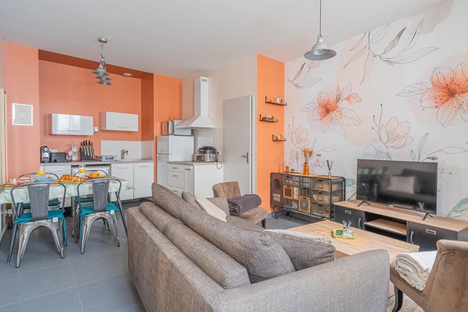 TV and multimedia, Kitchen or kitchenette, Living room, Dining area, stove