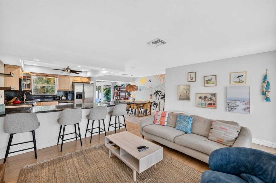 Tropical 4Bd Villa w Pool, Games & BBQ by Beach House in Pompano Beach