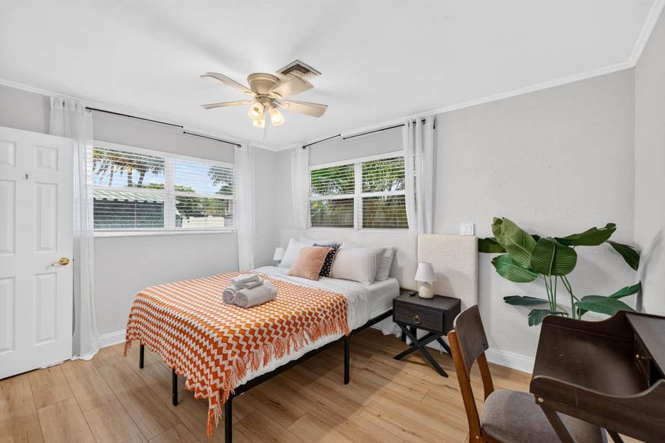 Tropical 4Bd Villa w Pool, Games & BBQ by Beach House in Pompano Beach
