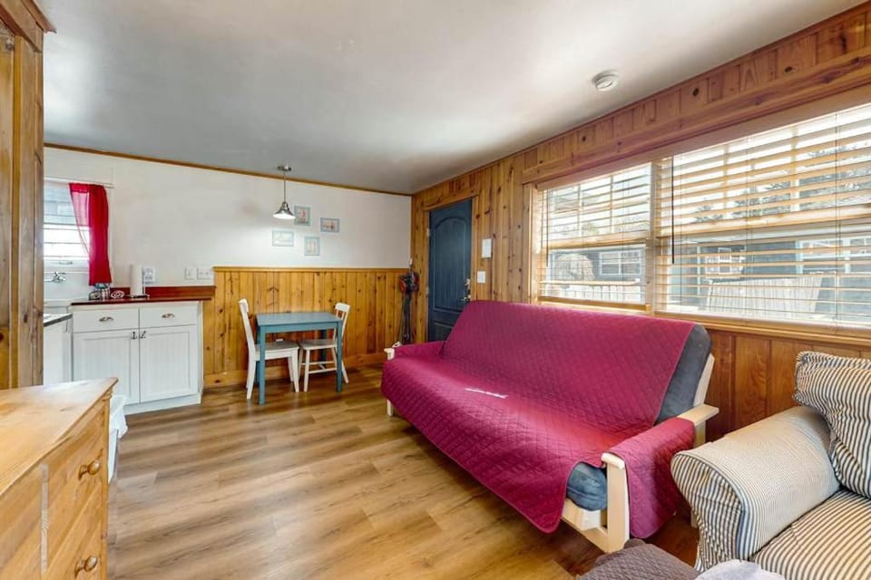 Hidden Villa Cottage #1 - The Nautical Cottage House in Tolovana Park
