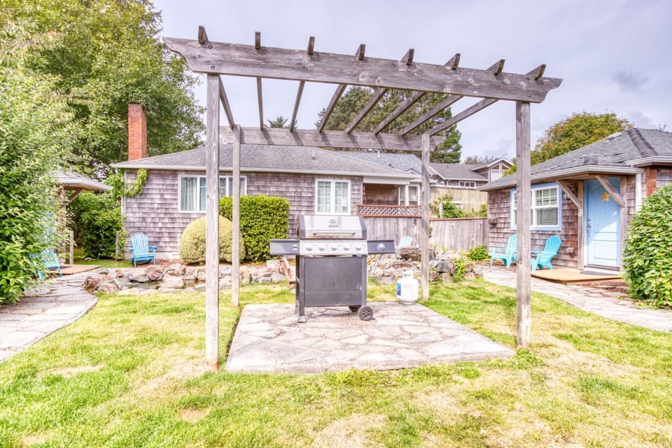 Hidden Villa Cottage #5 - The Sunflower Cottage House in Tolovana Park