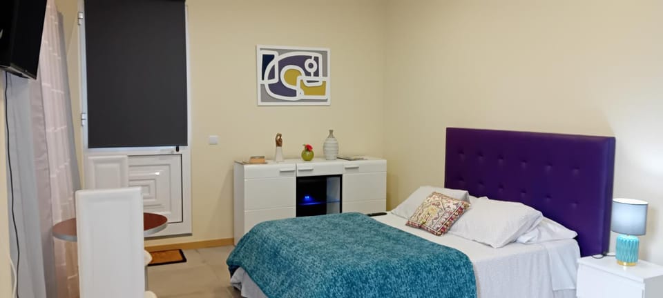 Bed, Photo of the whole room, Bedroom, oven