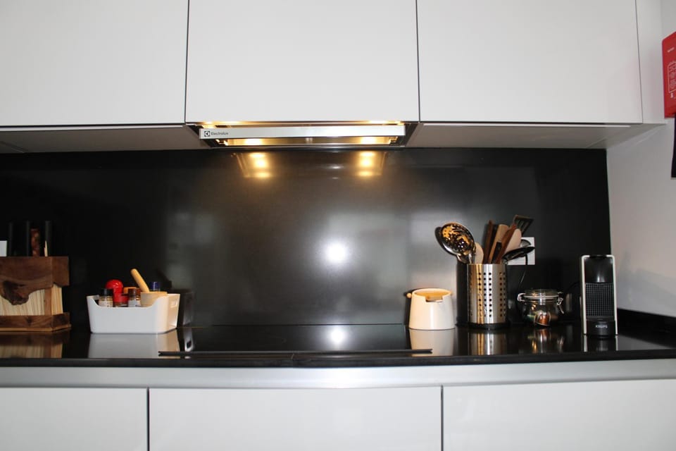 Coffee/tea facilities, Kitchen or kitchenette, stove