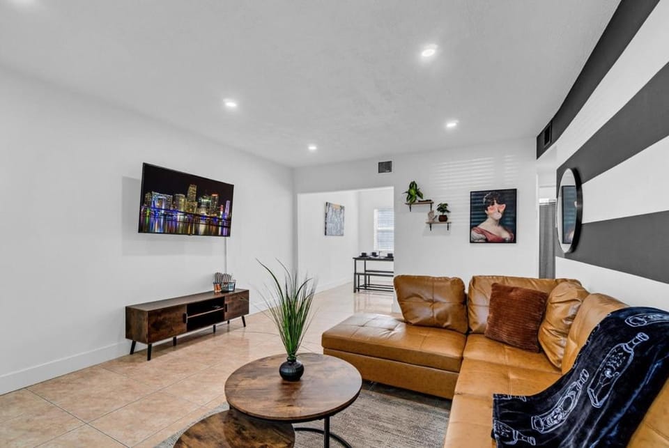 Modern Miami Home Close to Beach & Aventura Mall Apartment in Biscayne Park