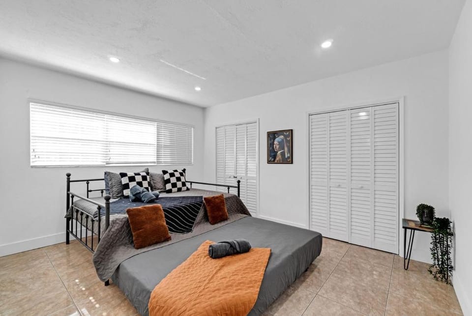 Luxury Miami Home Close to Beach & Aventura Mall Apartment in Biscayne Park