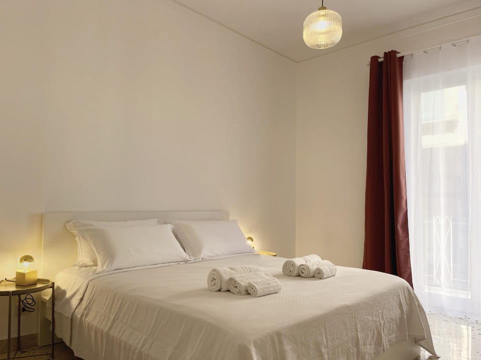 Bed, Photo of the whole room, Bedroom, towels