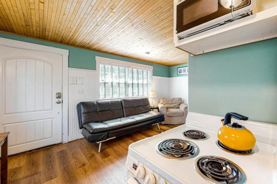 Hidden Villa Cottage #3 - The Garden Cottage House in Tolovana Park