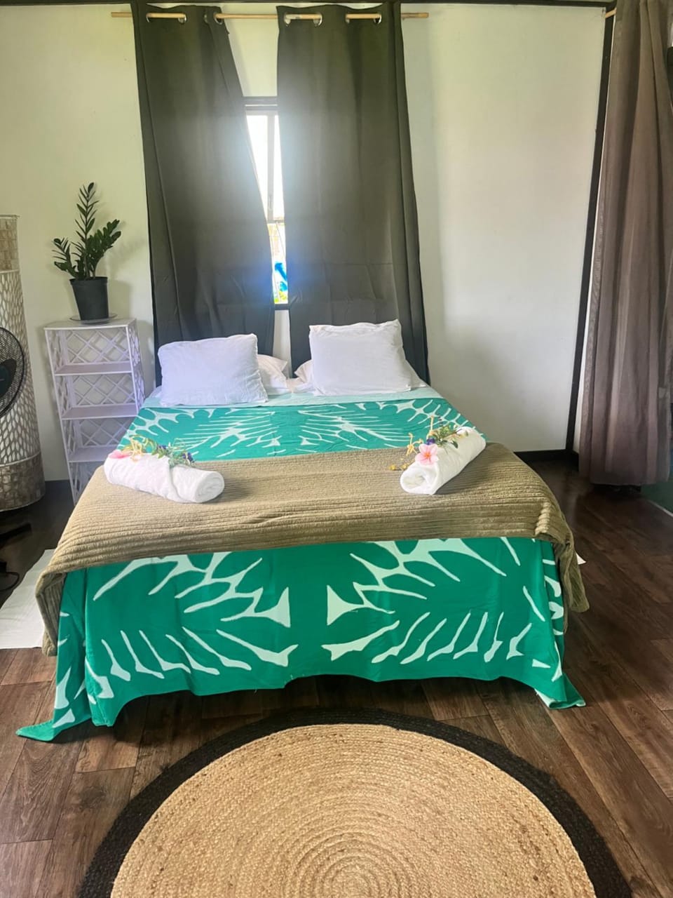 Bed, Bedroom, towels