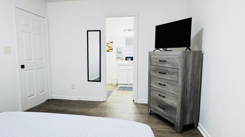 Bed, TV and multimedia, Bedroom
