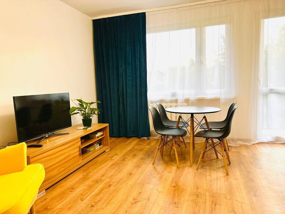 Communal lounge/ TV room, TV and multimedia, Living room, Seating area, Dining area, Evening entertainment