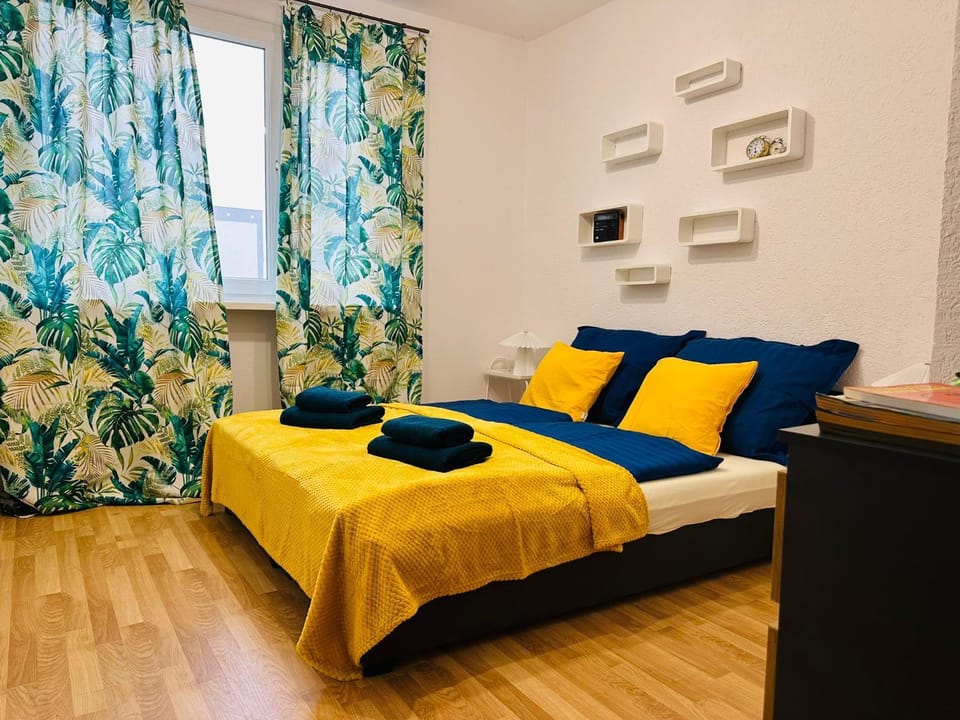 Bed, Photo of the whole room, Bedroom, towels