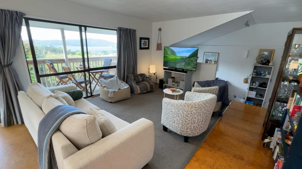 TV and multimedia, Living room, Seating area, Evening entertainment, Sea view