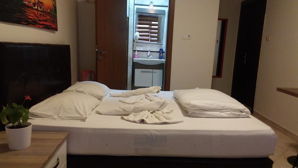 Bed, Massage, Photo of the whole room, Seating area, Bedroom, Family