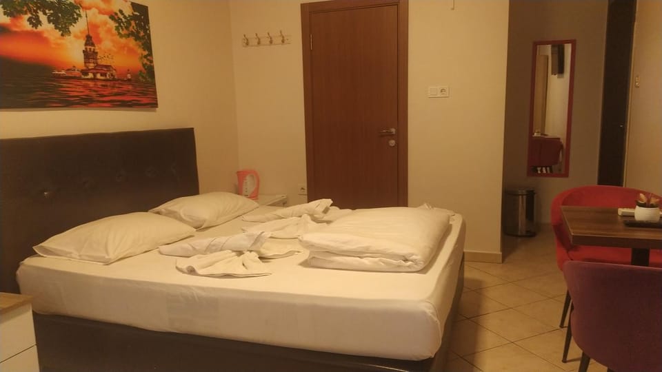 Bed, Massage, Photo of the whole room, Seating area, Bedroom, Family