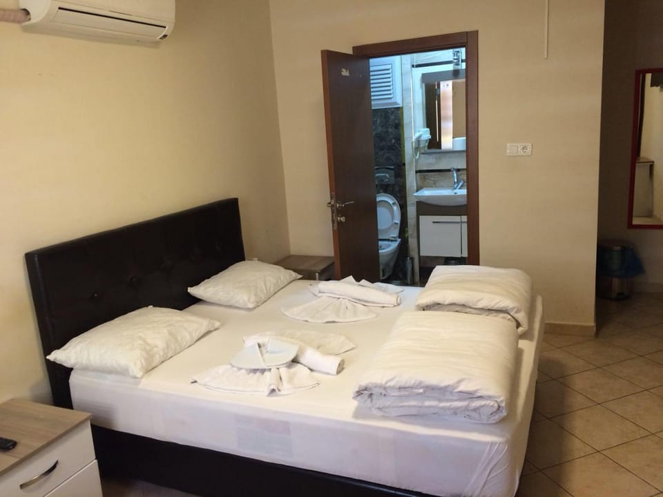 Bed, Massage, Photo of the whole room, Bedroom, Family