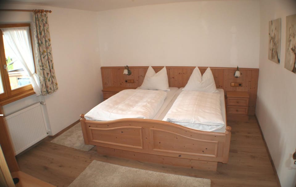 Photo of the whole room, Decorative detail