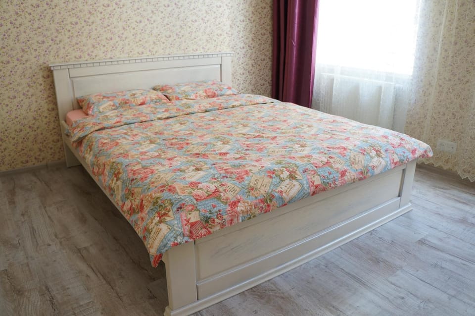Bed, Bedroom, Quiet street view