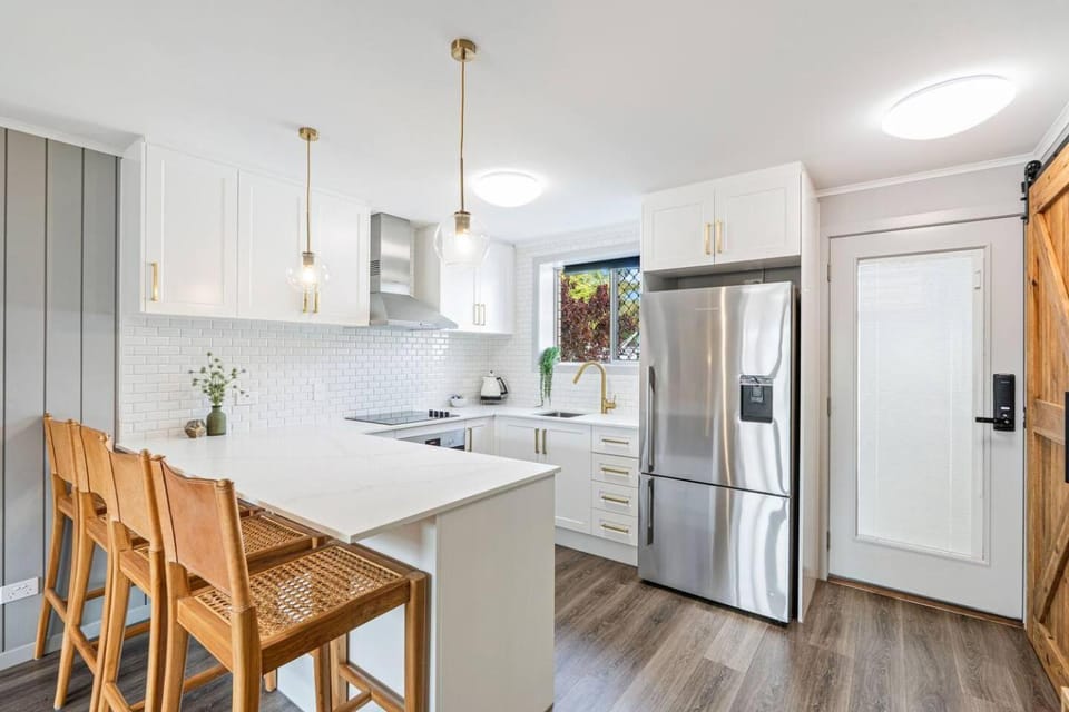 Kitchen or kitchenette, Dining area, oven, stove
