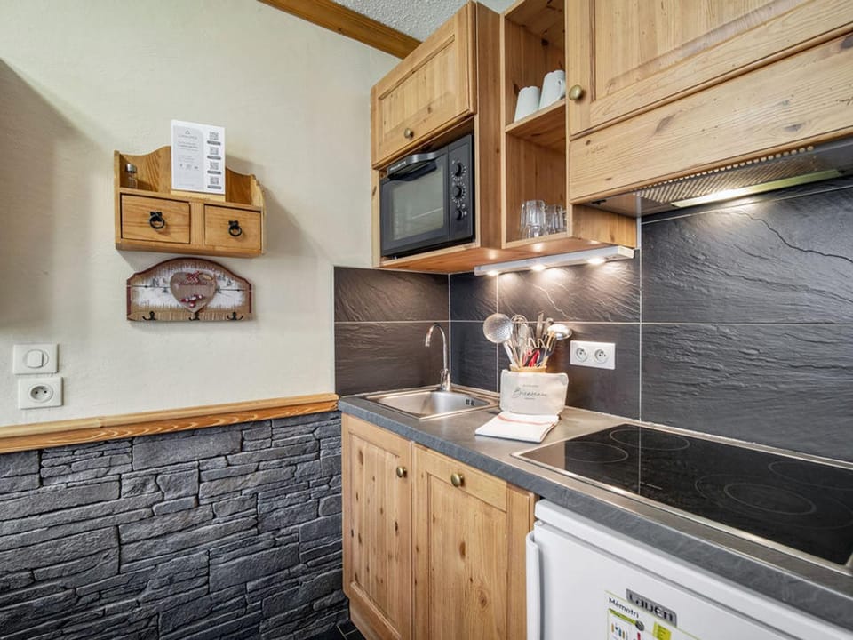 Studio Ski aux Pieds avec WiFi, Centre Proche - FR-1-640-81 Apartment in Les Allues