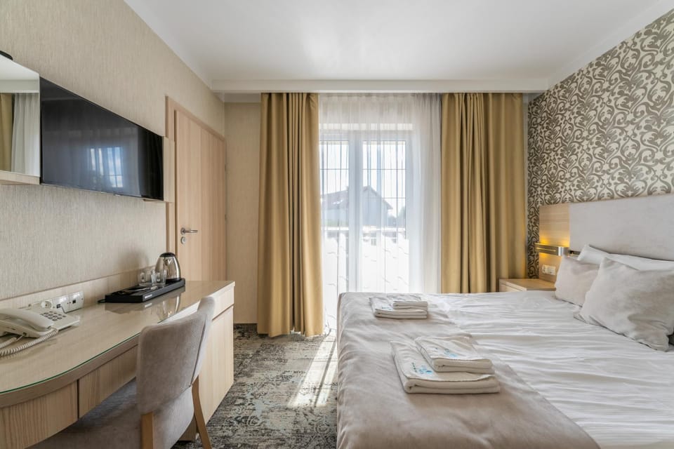 Bed, TV and multimedia, Coffee/tea facilities, Balcony/Terrace, Photo of the whole room, Bedroom, towels
