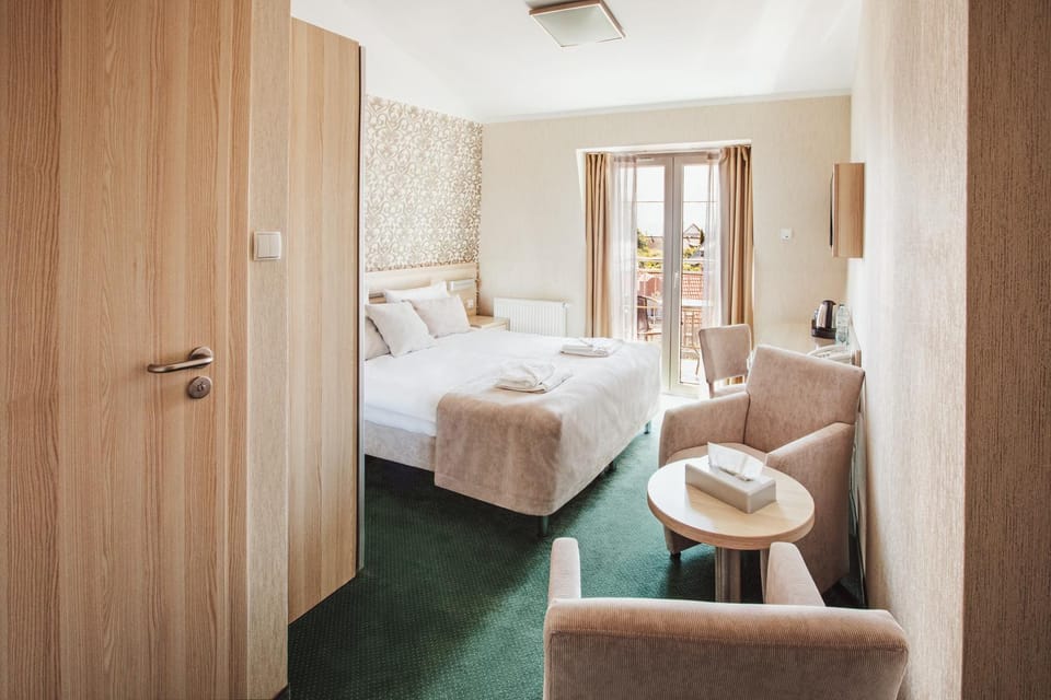 Bed, Balcony/Terrace, Photo of the whole room, Bedroom, towels, wardrobe