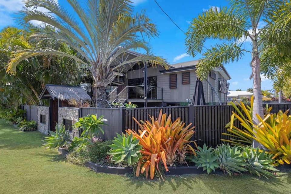 Coastal Palms Luxury Retreat House in Hervey Bay