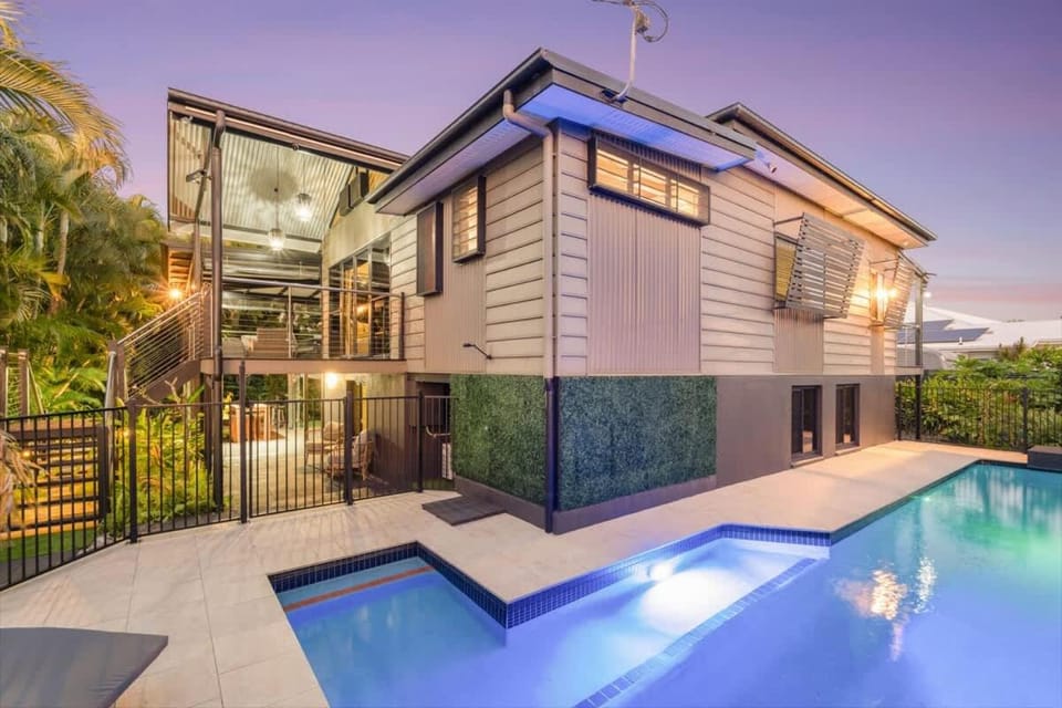 Coastal Palms Luxury Retreat House in Hervey Bay