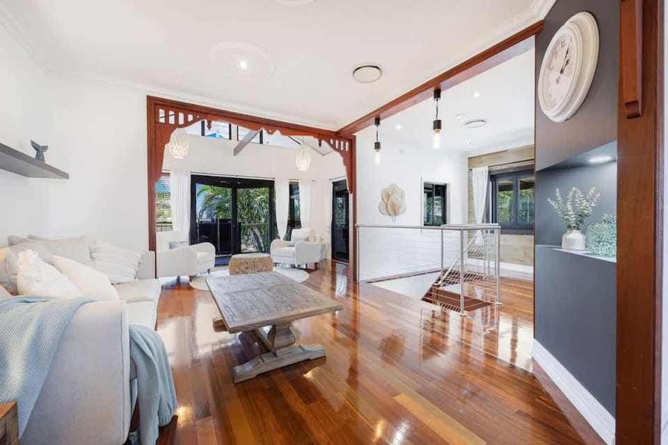 Coastal Palms Luxury Retreat House in Hervey Bay