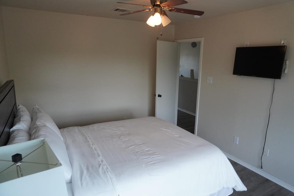 Peaceful Family Retreat Near AT&T Stadium, Texas Rangers, Six Flags, Epic Waters Indoor Waterpark, DFW Airport & More! House in Mansfield