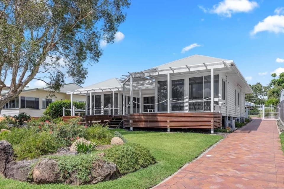 Esplanade Ease - Absolute Beachfront in Hervey Bay House in Hervey Bay