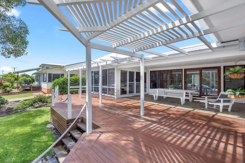 Esplanade Ease - Absolute Beachfront in Hervey Bay House in Hervey Bay