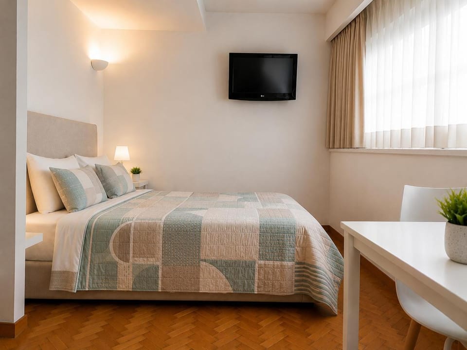 Bed, TV and multimedia, Bedroom