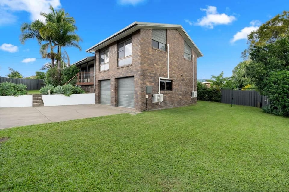 Central Poolside Haven House in Hervey Bay