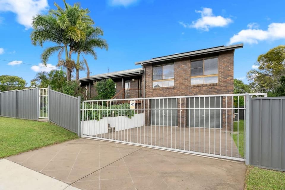 Central Poolside Haven House in Hervey Bay