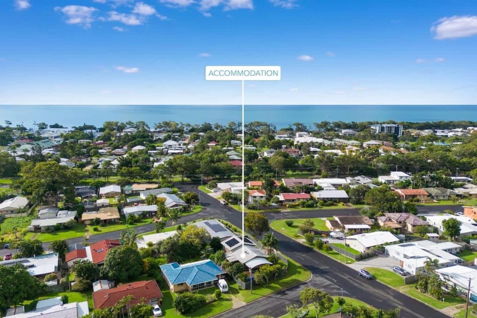 Central Poolside Haven House in Hervey Bay