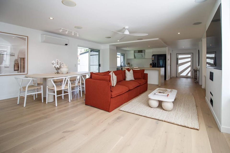 TV and multimedia, Kitchen or kitchenette, Living room, Seating area, Dining area