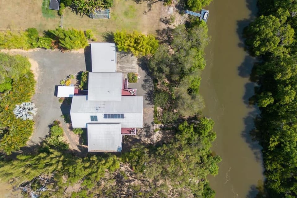 Riverfront Family Haven House in Queensland