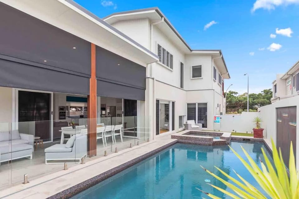 Luxury Family Retreat on the Esplanade House in Hervey Bay