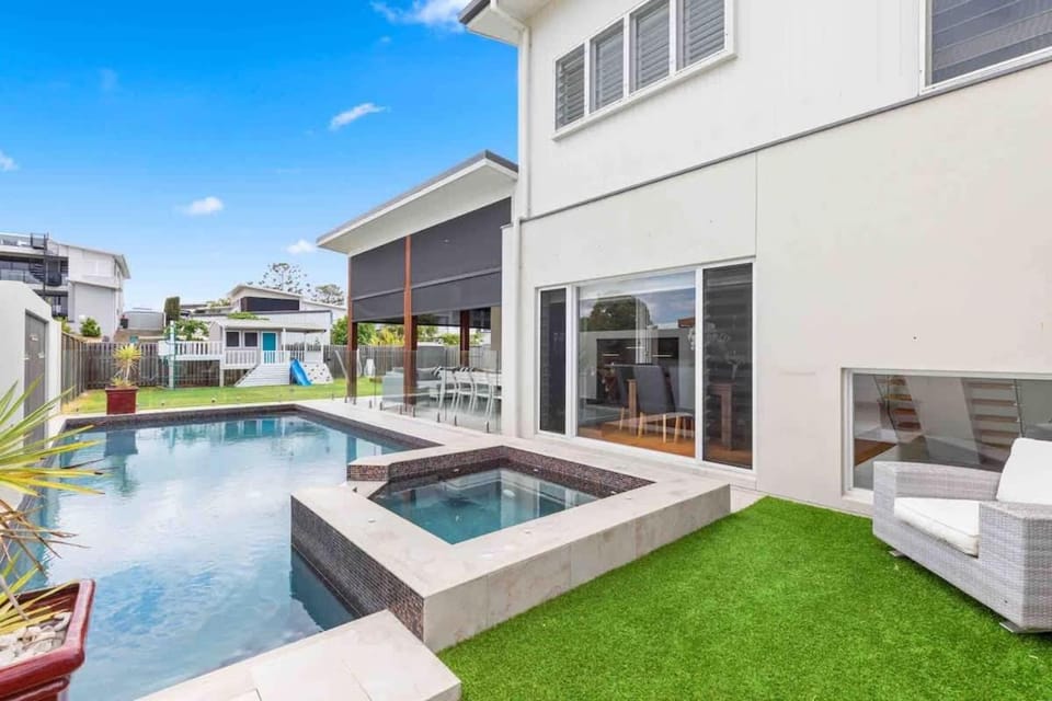 Luxury Family Retreat on the Esplanade House in Hervey Bay
