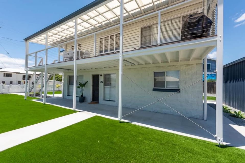 Coastal Getaway - Walk to Beach House in Hervey Bay