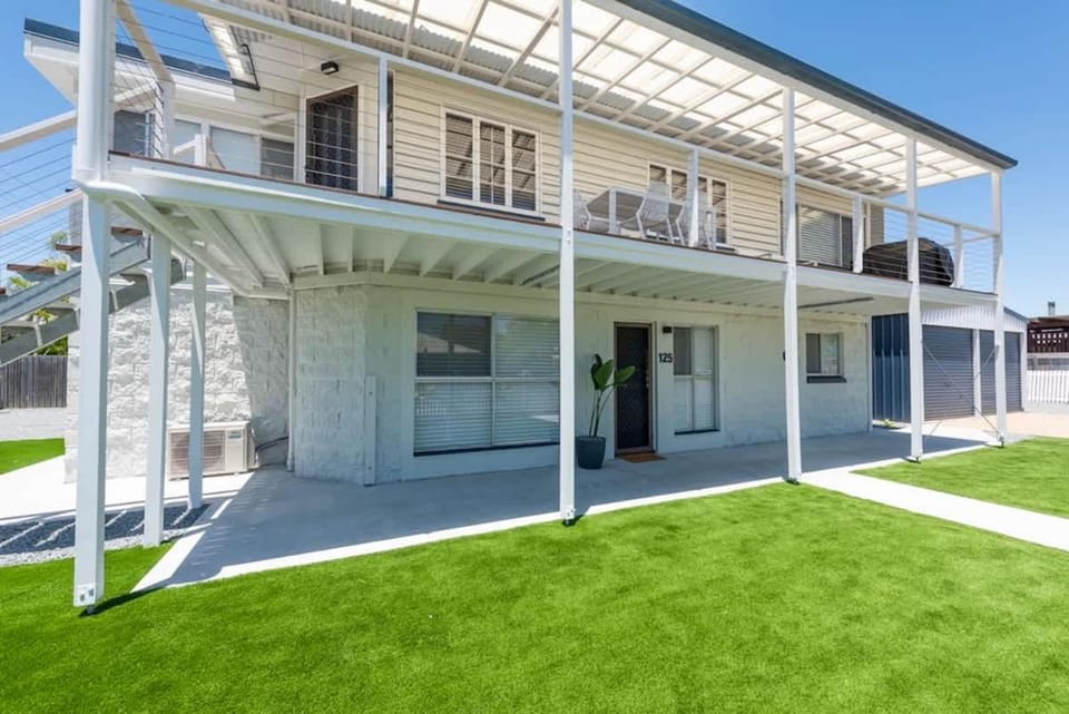Coastal Getaway - Walk to Beach House in Hervey Bay
