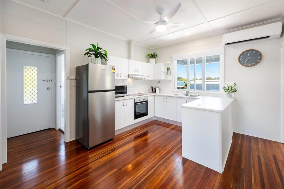 Coastal Escape-Walk to Beach Apartment in Hervey Bay