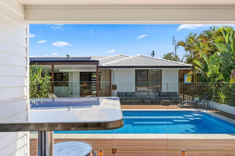 Private Poolside Paradise -PoolBar - Walk to Beach House in Hervey Bay