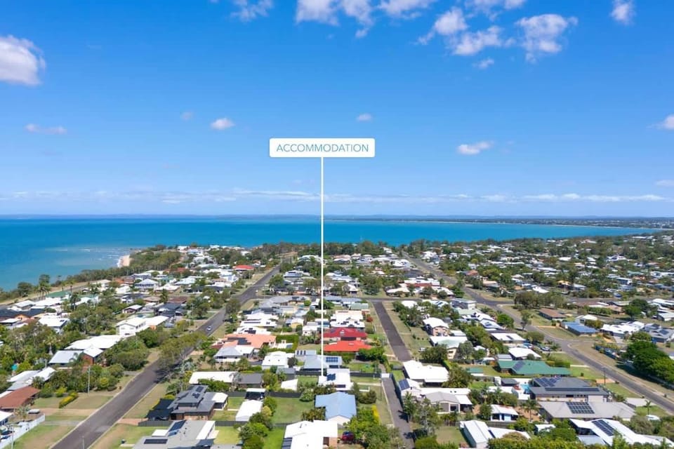 Private Poolside Paradise -PoolBar - Walk to Beach House in Hervey Bay