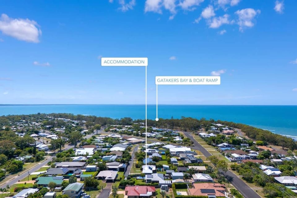 Private Poolside Paradise -PoolBar - Walk to Beach House in Hervey Bay