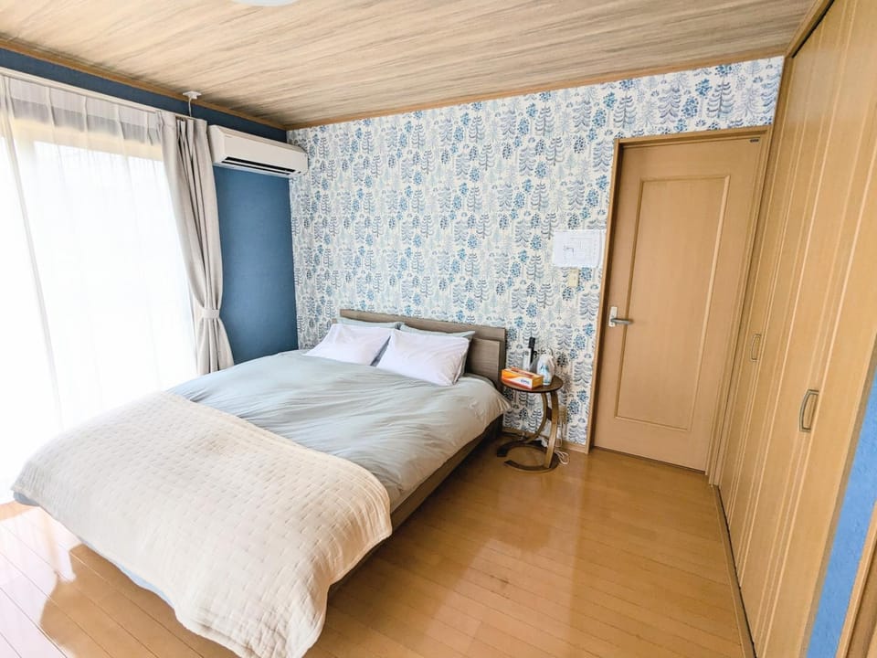 Photo of the whole room, Bedroom