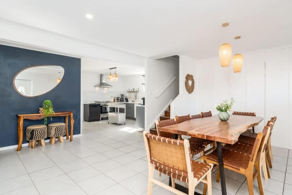 Hervey Bay Holiday House - 5 Bed Pool Beach House in Hervey Bay