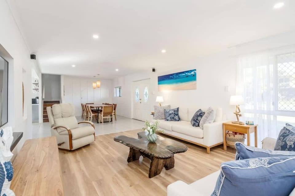Hervey Bay Holiday House - 5 Bed Pool Beach House in Hervey Bay