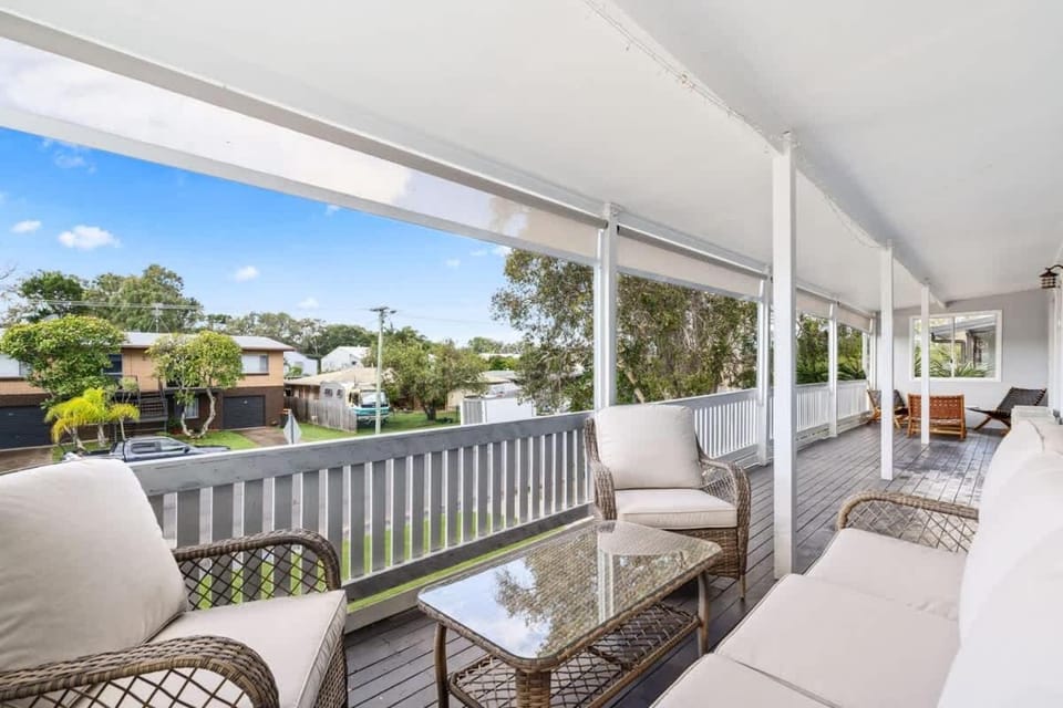 Hervey Bay Holiday House - 5 Bed Pool Beach House in Hervey Bay